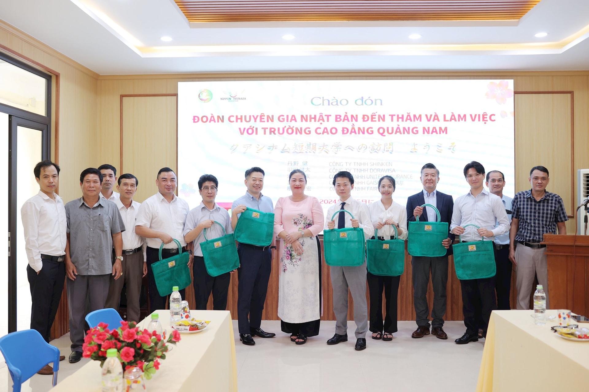 truong-cao-dang-quang-nam-dung-tui-luoi-cua-echotech-de-lam-qua-tang-cho-doi-tac-den-tu-nhat-ban.jpg